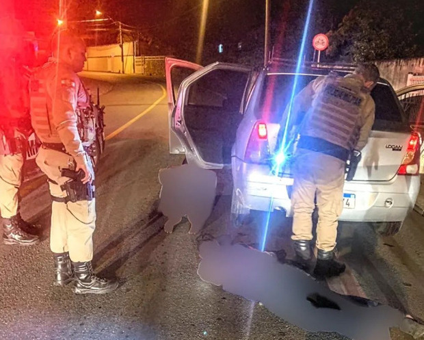 Penha – Dupla é presa com cocaína e veículo roubado em frente o Cemitério Municipal no Centro da cidade