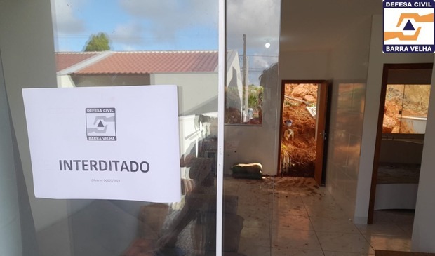 Barra Velha – Deslizamento de terra atinge três casas geminadas no bairro Vila Nova