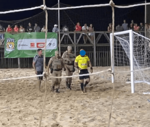 Cartão Vermelho – Juiz de futebol de areia é detido com arma fake durante partida do Municipal de Futebol de Areia de Navegantes