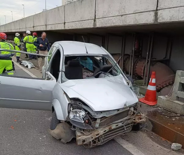 Na BR-101 - Motorista é arremessado para fora do carro após colisão com caminhão em Balneário Camboriú