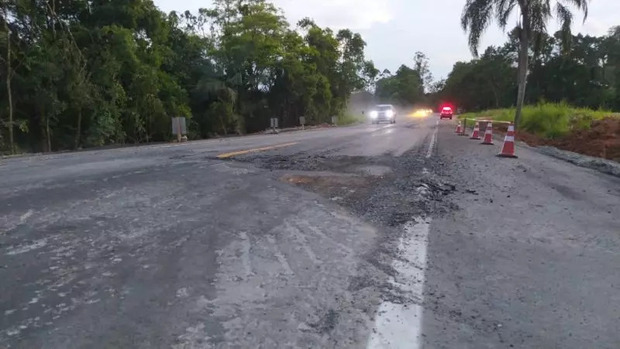 Alerta - BR-470 fica em meia-pista em Indaial após asfalto ceder novamente