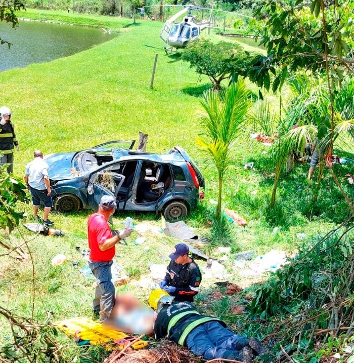Navegantes – Fiesta capota na SC-414 no bairro Escalvadinhos e mulher fica em estado grave