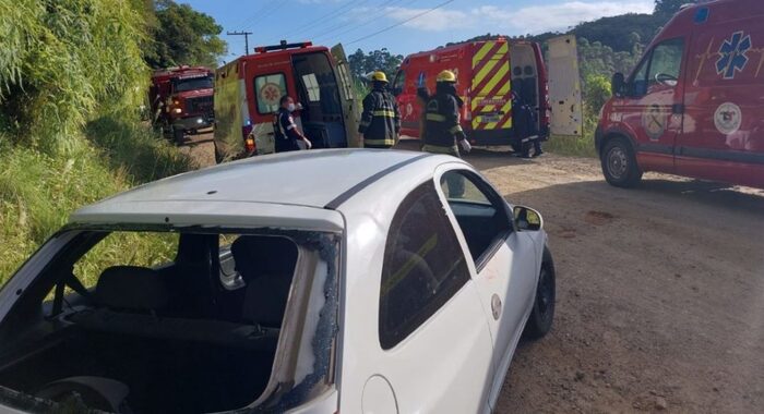 Capotamento - Motorista não habilitado capota carro e três pessoas são hospitalizadas em Guaramirim