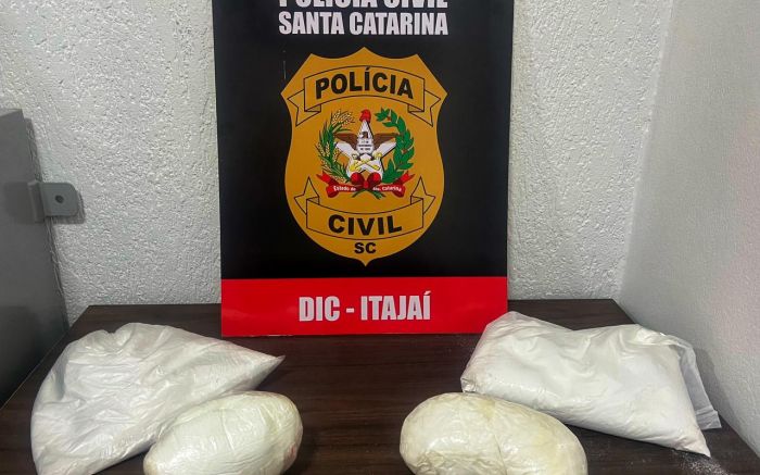 Itajaí - Policiais voltam em casa de vítima de feminicídio e encontram três quilos de cocaína dentro da cama