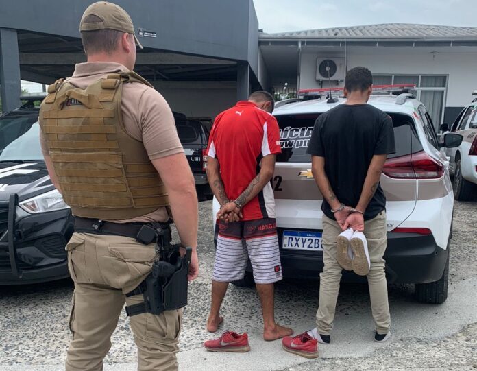 Balneário Piçarras – Dois homens são presos no Furado com 63 pedras de crack