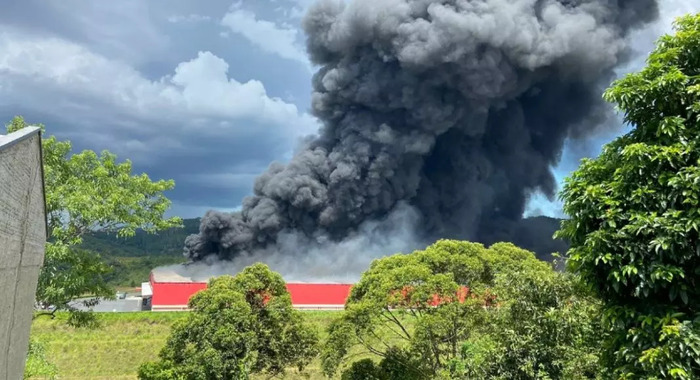Brusque - Incêndio de grandes proporções atinge galpão da Fischer