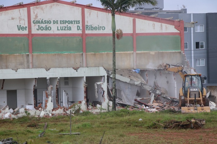 Barra Velha – Parte do ginásio de esportes João Luzia Ribeiro é demolido pela secretaria de Obras