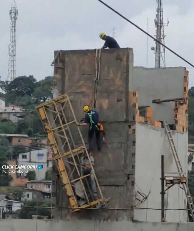 Resgate – Trabalhador fica pendurado por cabo de segurança de uma altura de 12 metros em Camboriú