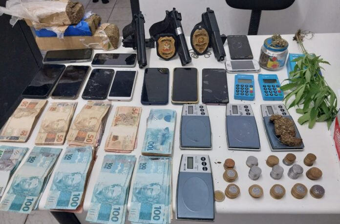 Araquari – Quarteto é preso com cocaína, maconha e três armas de mentirinha