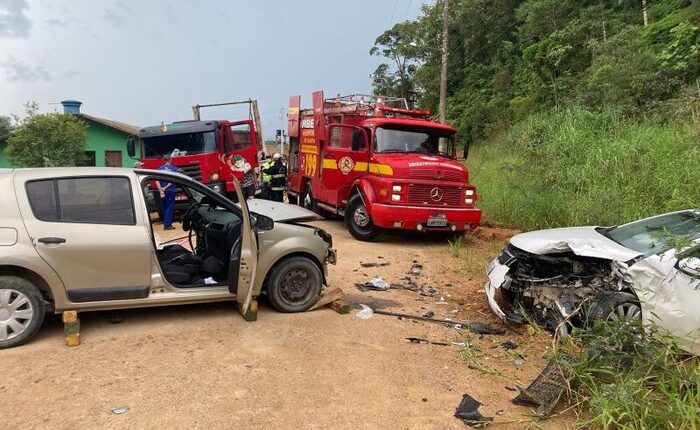 Ilhota – Acidente em dois veículos deixa adolescente de 16 anos preso às ferragens