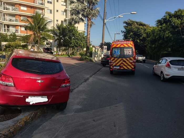 Penha – Carro invade calçada e atropela adolescente na frente do Condomínio Nautilus