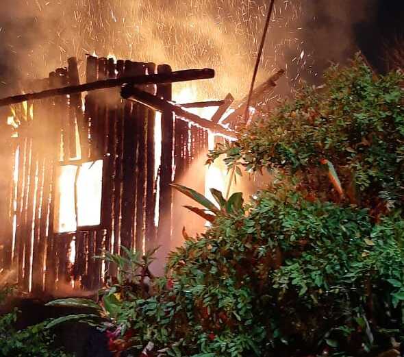 Balneário Piçarras – Incêndio destrói construção de eucalipto na Avenida Beira Mar