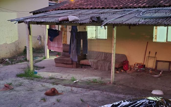 Itapema - Homem é assassinado com facada no pescoço no quintal de casa