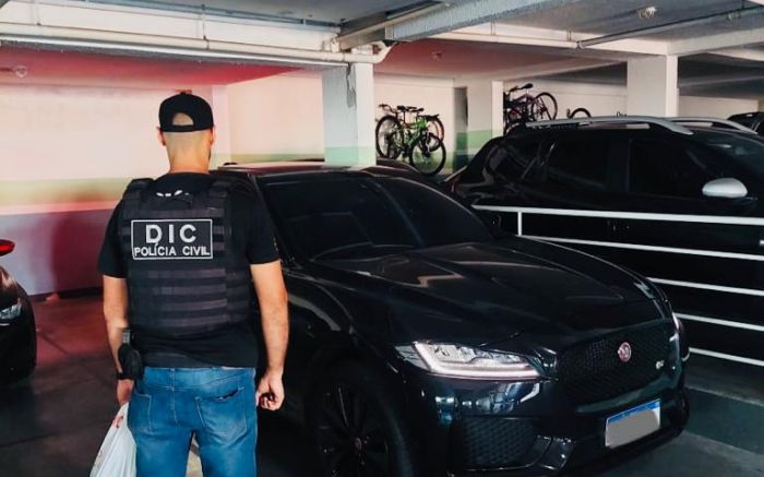 Tráfico de Drogas - Polícia apreende carro de luxo e R$ 3 milhões em Itajaí