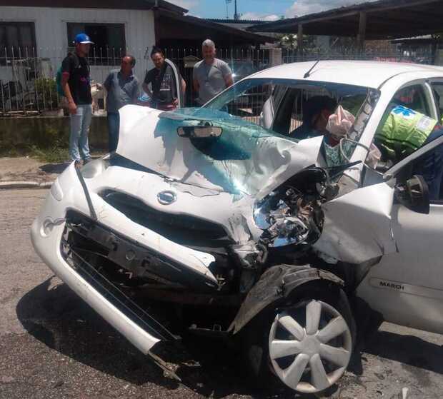 Itajaí - Mulher fica presa nas ferragens após colisão frontal entre ônibus e veículo Nissan, em Itajaí