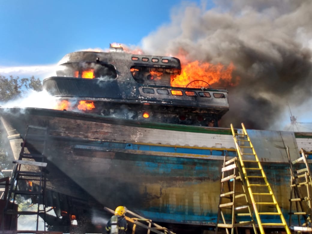 Itajaí: Incêndio destrói parcialmente barco pesqueiro em estaleiro no bairro Salseiros