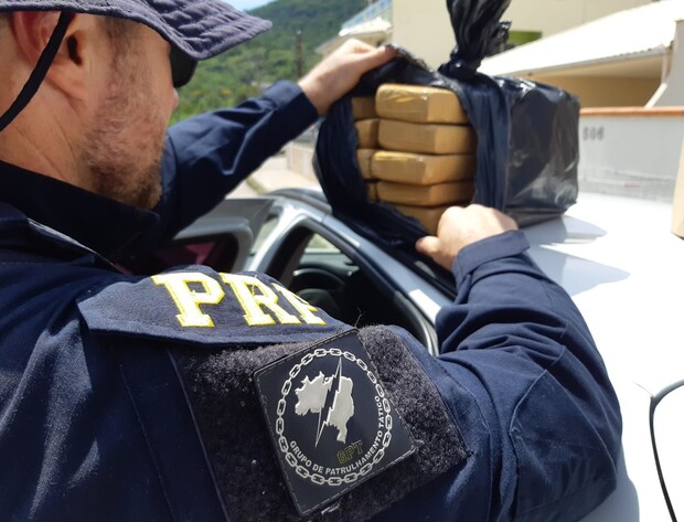 Na BR-101, homem é preso com maconha após não obedecer ordem de parada, em Porto Belo