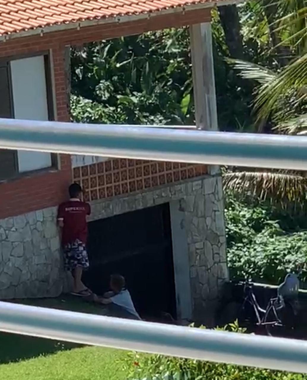 Barra Velha: Dois homens são flagrados tentando invadir residência no bairro Itajuba