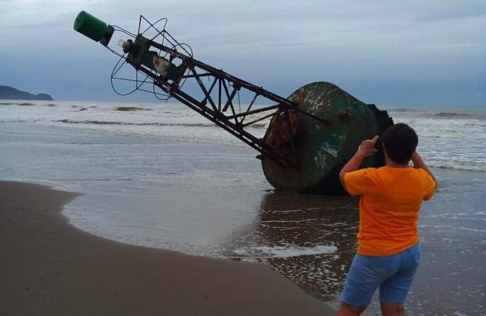 Navegantes – Boia marítima luminosa encalha na Meia Praia