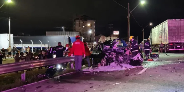 Guaramirim - Homem morre em acidente entre carro e caminhão na BR-280