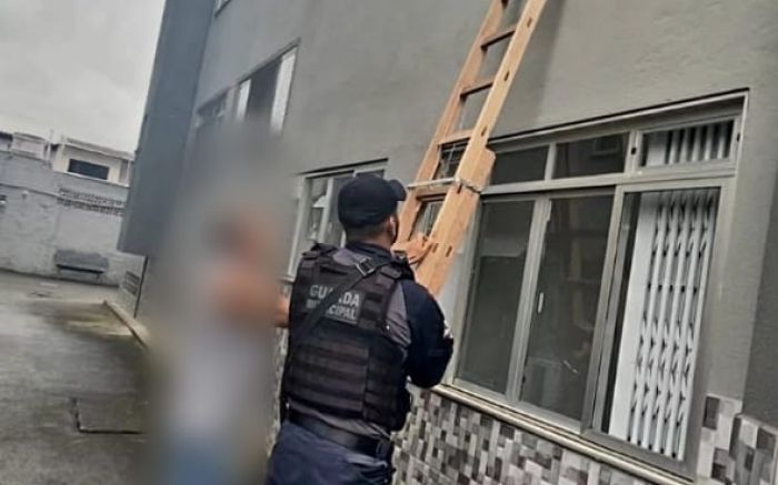 Itajaí - Mulher grávida é resgatada pela janela para fugir de agressão do companheiro
