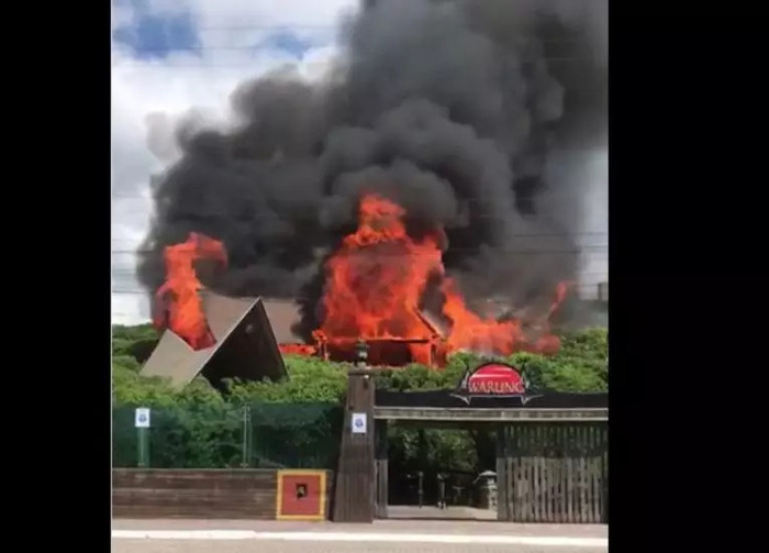Itajaí - Incêndio atinge Warung Beach Clube na Praia Brava