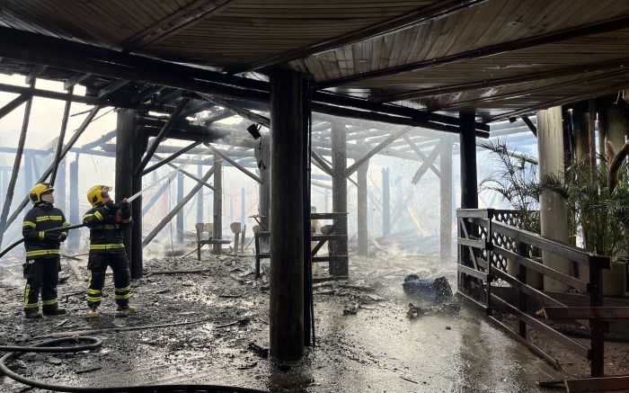 Não tinha seguro - Warung Warung Beach Club e destruído pelas chamas em Itajaí 