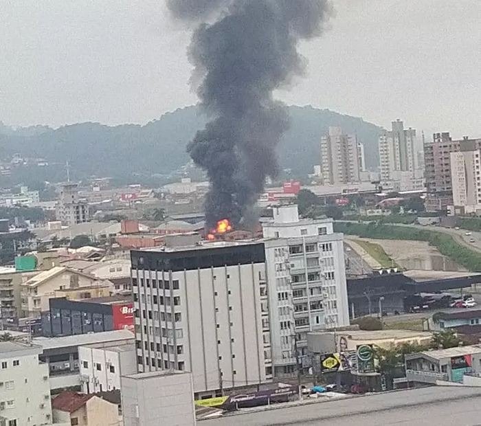 Destruição - Incêndio atinge galpão empresarial no bairro São Luiz, em Brusque