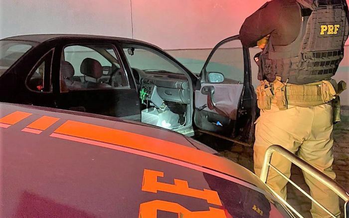 Indaial - Carro furtado em Balneário Piçarras é abandonado com pneu furado e sem estepe