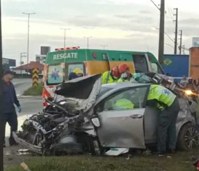 Barra Velha – Motorista se perde na BR-101 sai da pista e bate no muro do Motel Sereias