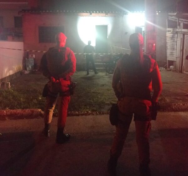 Itajaí - Dupla invade casa e mata homem com golpes de faca no Santa Regina