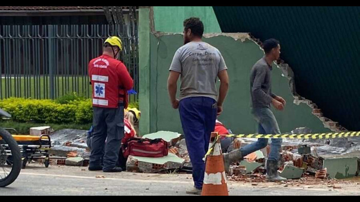 Joinville - Caminhão derruba muro de escola e mata trabalhador no bairro Bom Retiro