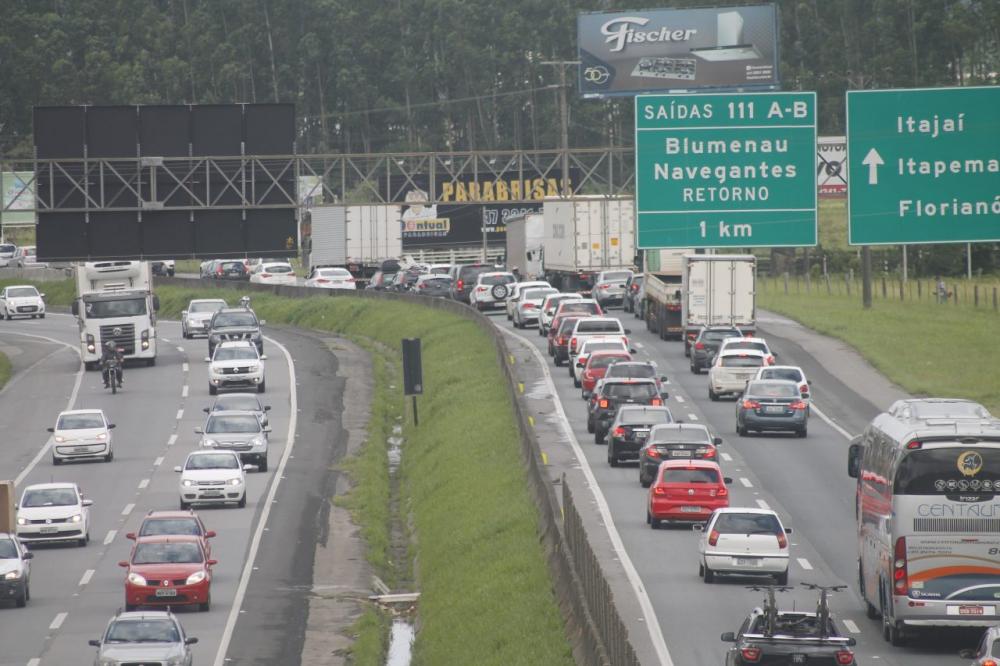 Itajaí - Queda de fiação no km 113 bloqueia totalmente a BR-101, em Itajaí 