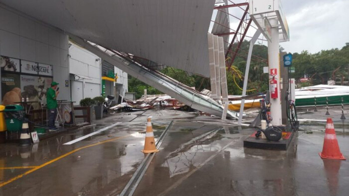 Temporal - Ventania deixa rastros de destruição na região central de Jaraguá do Sul