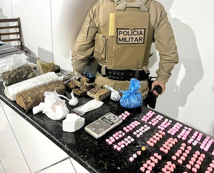 Penha – Casal é preso por tráfico de drogas no bairro Nossa Senhora de Fátima