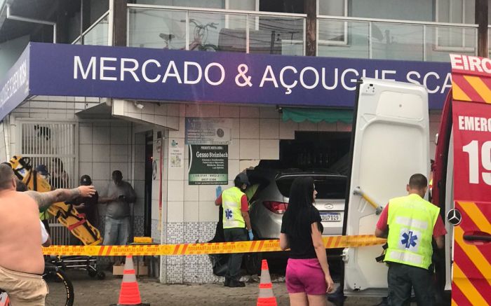 Itajaí – Motorista perde o controle e veículo foi parar dentro de mercearia no bairro Cidade Nova