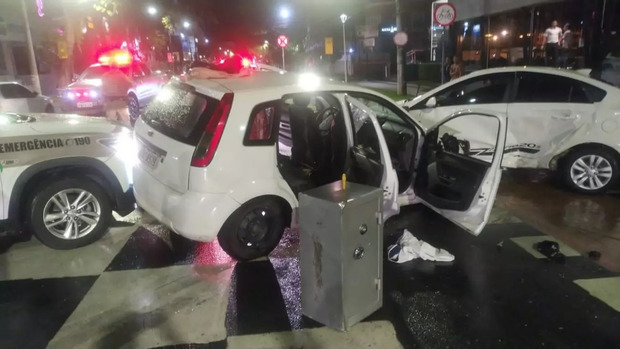 Assalto termina com perseguição, tiros, acidente e cofre no meio da rua