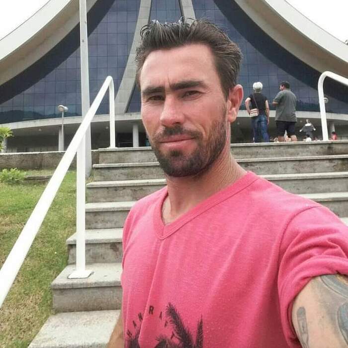 Balneário Piçarras – Pedreiro, morador do bairro Itacolimi, liga para a família e diz que está bem 
