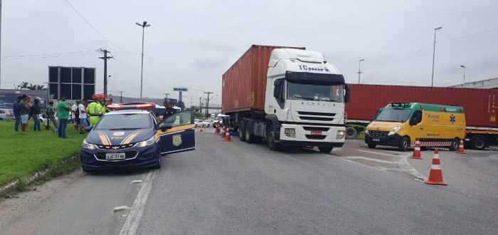 Itajaí - Ciclista morre atropelado por caminhão no cruzamento da BR-101 com a Jorge Lacerda