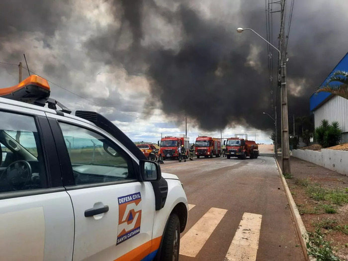 No Oeste - Incêndio em indústria química emite fumaça tóxica em Xanxerê