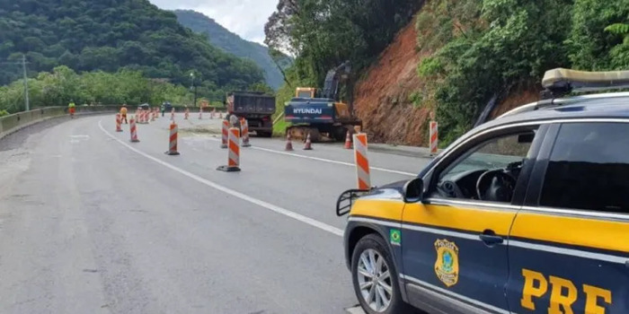 Serra de Guaratuba - BR-376 volta a ser liberada após interdição preventiva entre PR e SC