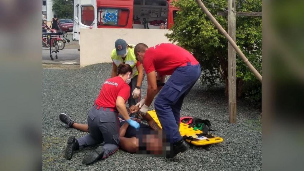 Penha - Homem em surto psicótico agride idoso e criança em Armação do Itapocoróy