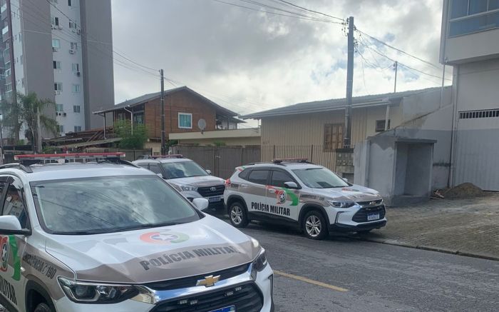 Itajaí – Mulher morre ao ser jogada por namorado do 7º andar de prédio no bairro Cordeiros