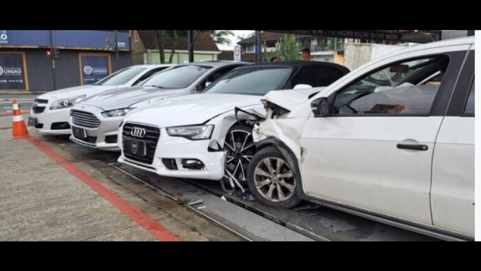 Joinville - Carro invade concessionária após acidente e criança fica com traumatismo craniano