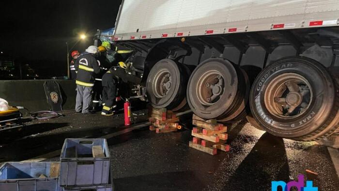 Joinville – Carreta faz L na BR-101e deixa motorista preso às ferragens em Joinville