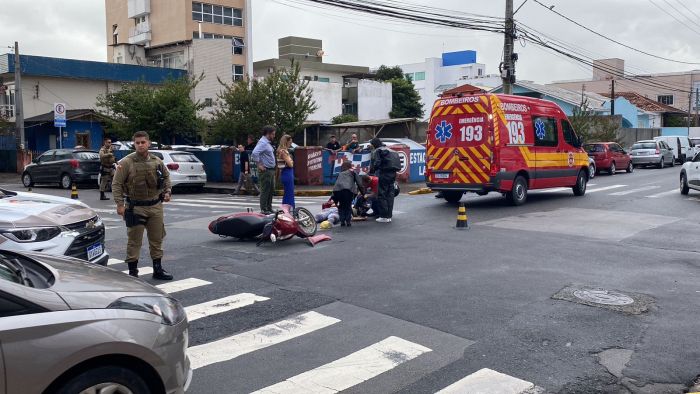 Itajaí – Mulher fica gravemente ferida ao bater de moto em veículo no Centro da cidade
