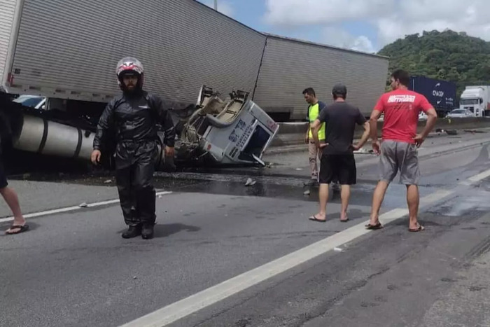 Araquari - Caminhoneiro e filho de 17 anos sofrem ferimentos graves em acidente no km 76 da BR-101