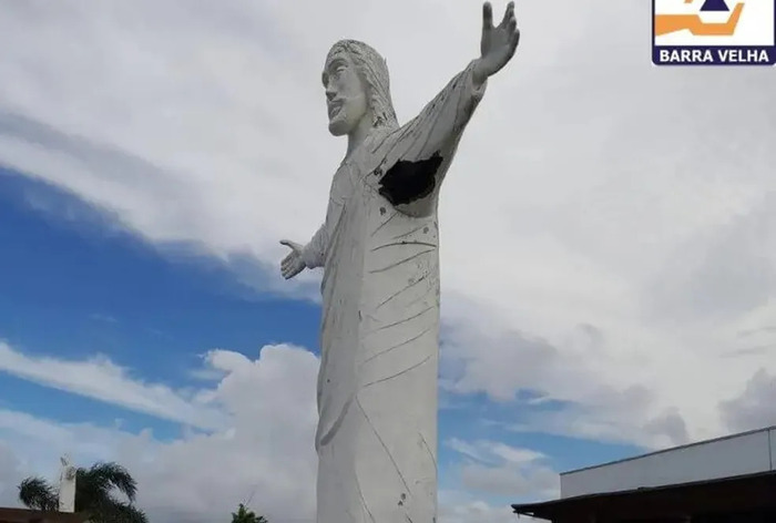 Barra Velha - Parte do braço de estátua do Cristo Redentor cai e atração turística é interditada