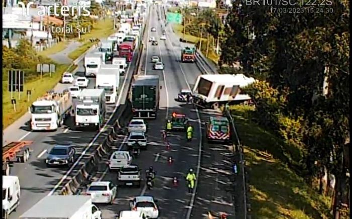 Itajaí - Carreta tranca pista da BR 101 e complica o trânsito na região do trevo de acesso à rodovia Antônio Heil