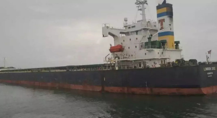 São Francisco do Sul – Navio da Libéria é desencalhado da Baía da Babitonga